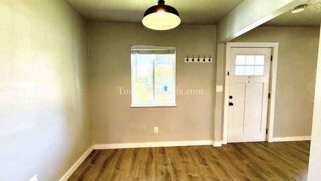 Building Photo - Beautifully Remodeled Home in Near Powell ...
