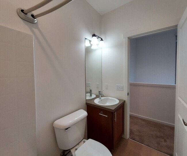 Building Photo - 2 Bed - 2 Bath Townhome in Downtown Tacoma!