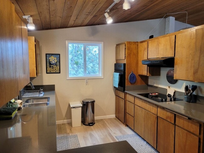 Building Photo - Spacious House, Front & Back Porch! Awbrey Butte Hillside with Mountain Views. Furnished 30-Day Min.