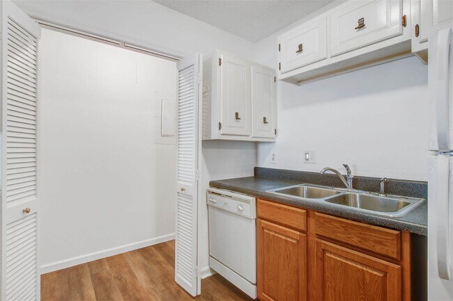 Building Photo - 2150 Spoleto Lane Apt #B3, North Charlesto...