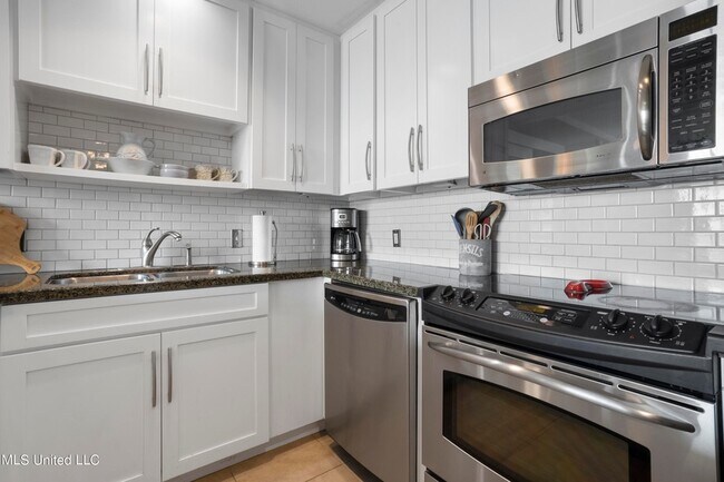 Building Photo - 2060 Beach Blvd