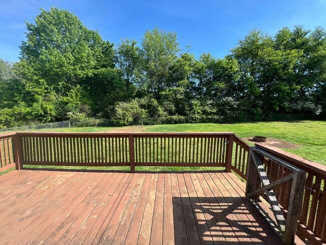 Building Photo - 3 BR 2 Bath home with 2 Car Garage and Hug...