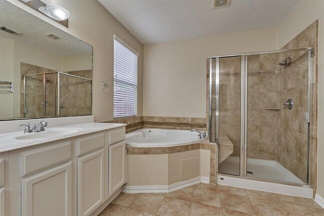 Building Photo - 6 Jester Oaks Pl