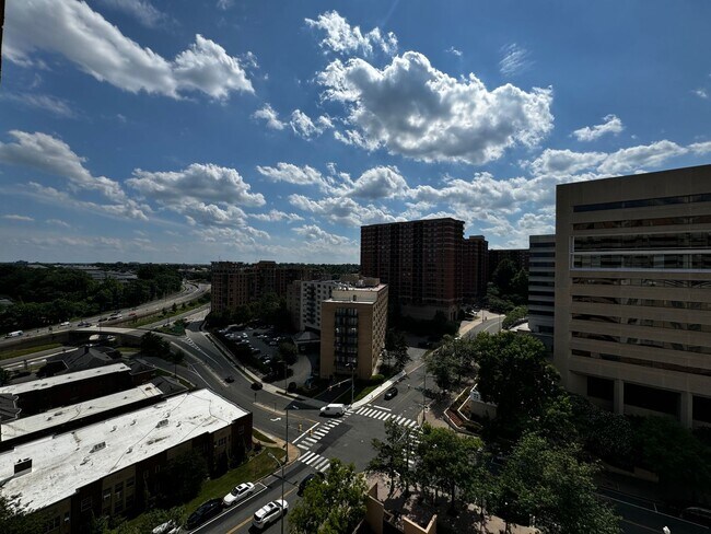 Building Photo - Urban Living at Its Finest: Spacious 2BR, 2BA Condo in Courthouse