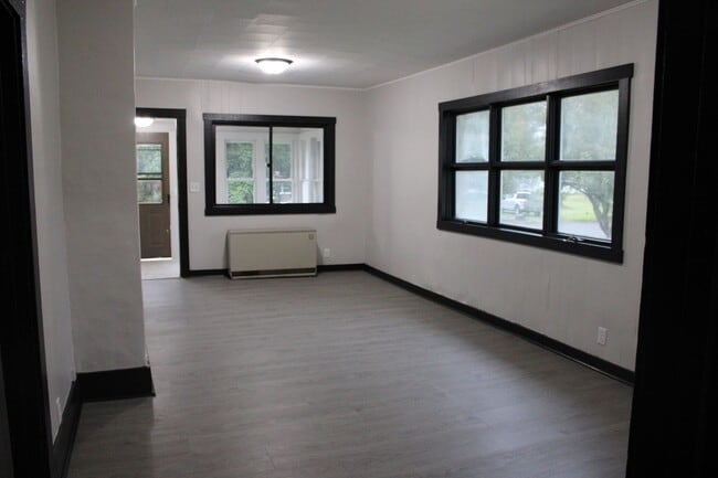 Building Photo - 218 Sabin Ave W