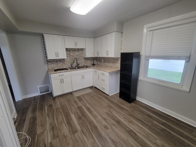 Building Photo - 2381 Lakewood Ave