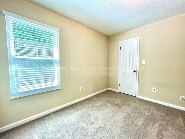 Building Photo - 1363 Wenlock Rd