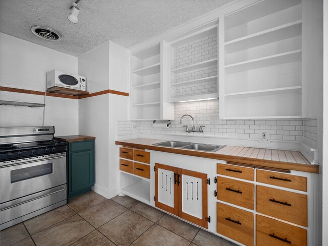 Building Photo - Spacious 4-Bedroom Home w/large Outdoor Sp...