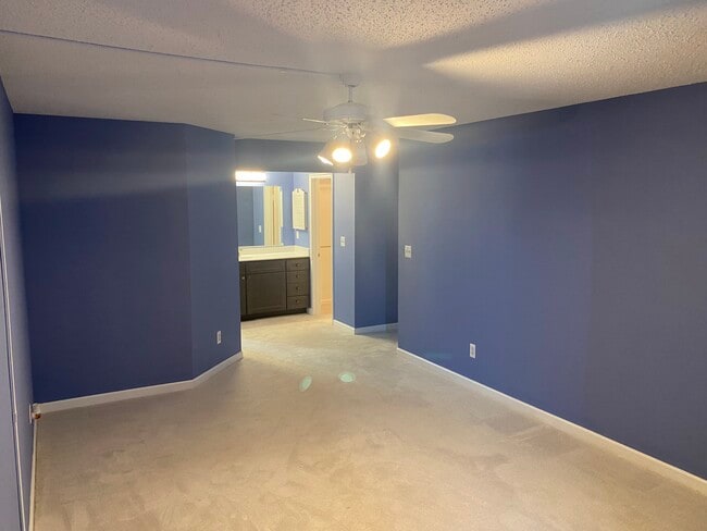 Building Photo - 423 Harbour Point
