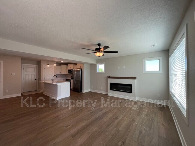 Building Photo - 601 Hart Ln