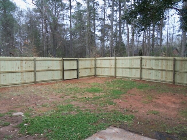 Building Photo - 1091 Kings Mill Run N