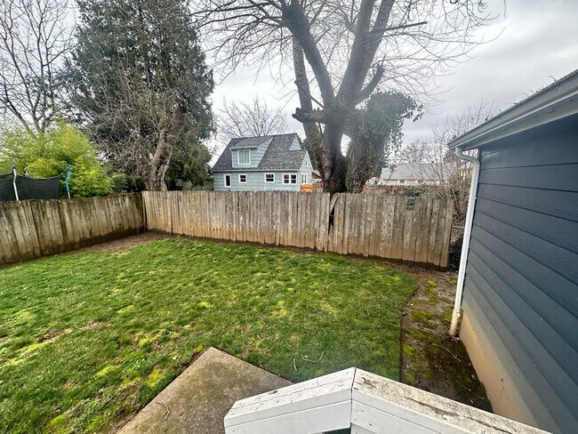 Building Photo - Charming Downtown Vancouver Bungalow