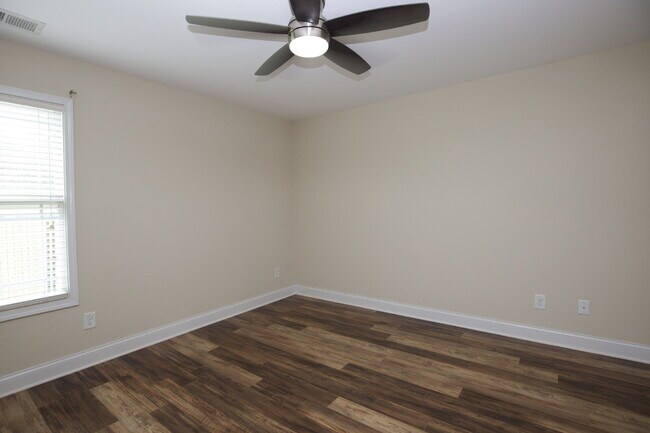 Building Photo - *Lease Special!* Fiber optic internet incl...