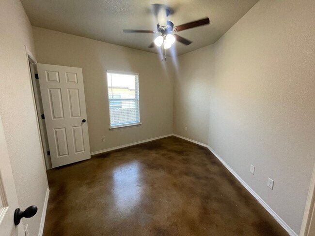 Building Photo - Luxury Duplex in New Braunfels, TX!