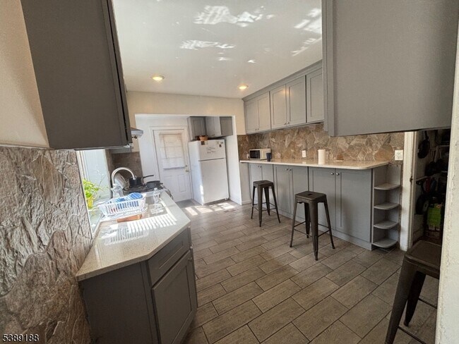 Building Photo - 220 S Washington Ave