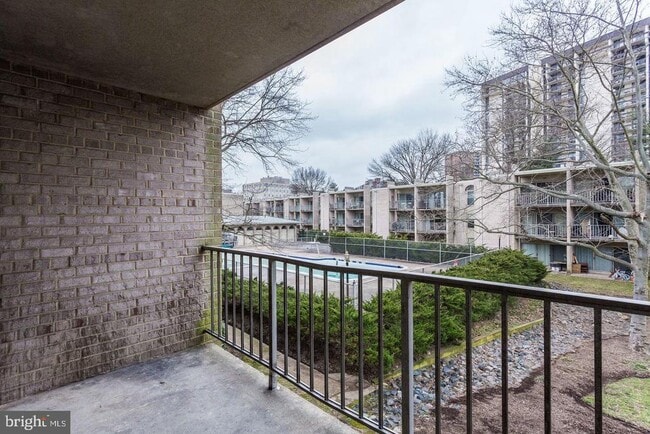 Building Photo - 26 Canterbury Square