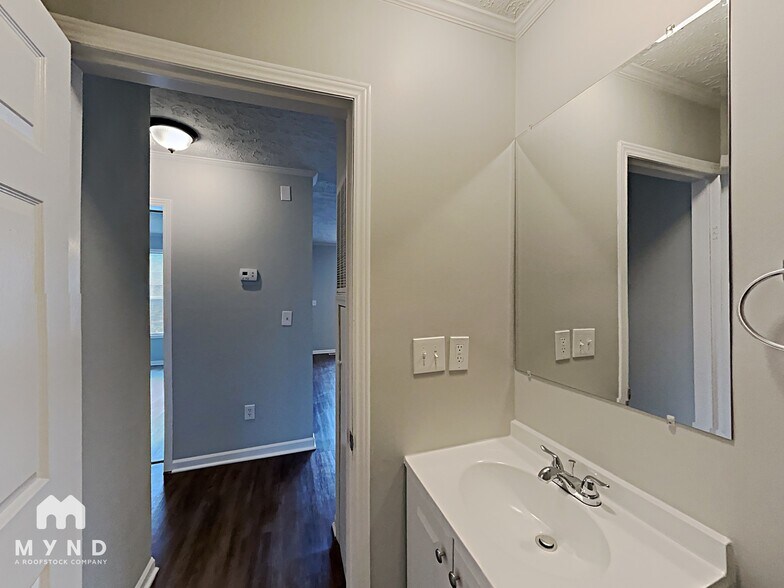 Building Photo - 2208 Shalimar Dr