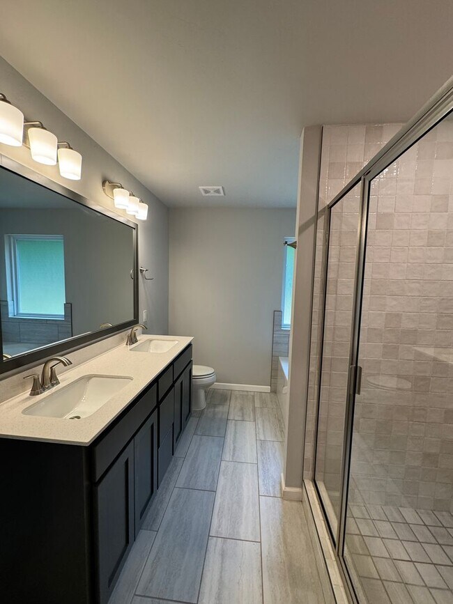 Building Photo - Don't Miss this STUNNING, true 4 bed, 2 ba...
