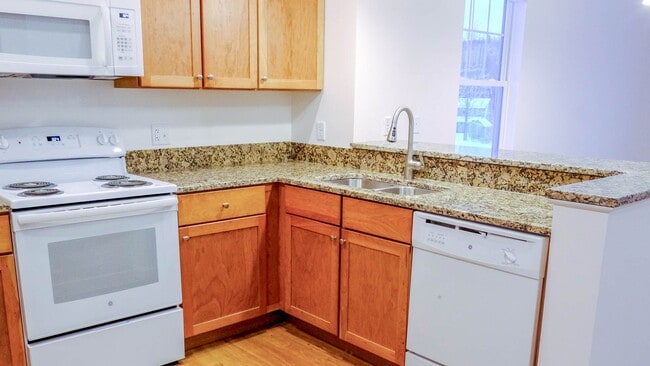 Building Photo - 2 bed, 1 bath apartment with washer/dryer in unit & (1) month free rent (85 Griffin Ln #201)