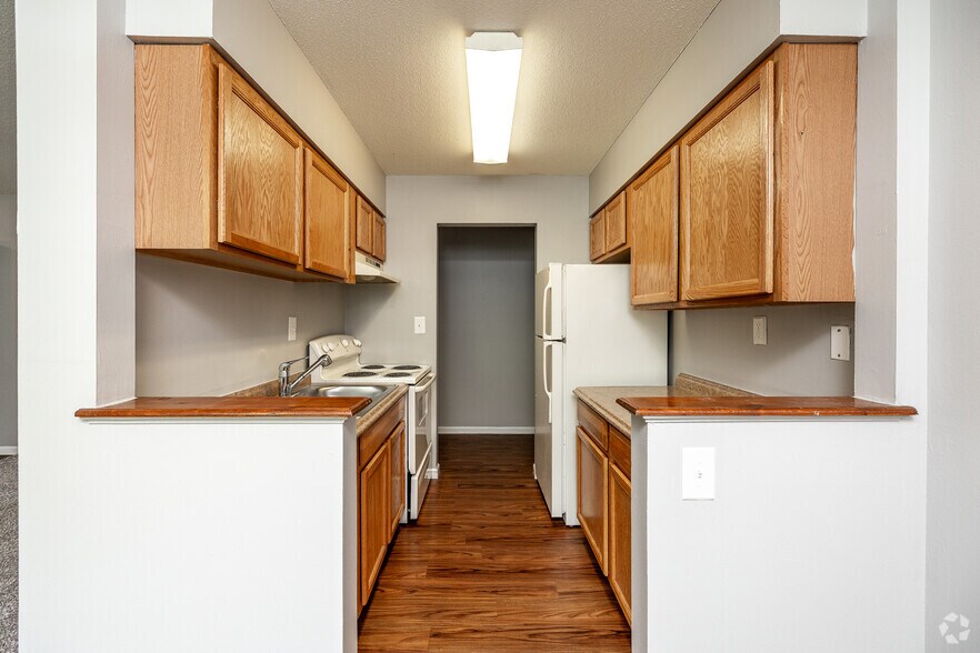 1BR, 1BA - 750 SF - Kitchen - Urban Green Apartments - Urbandale