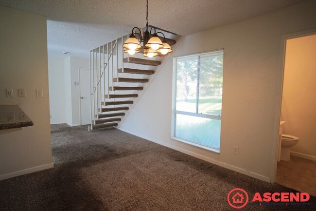 Building Photo - Central Bakersfield Condo!
