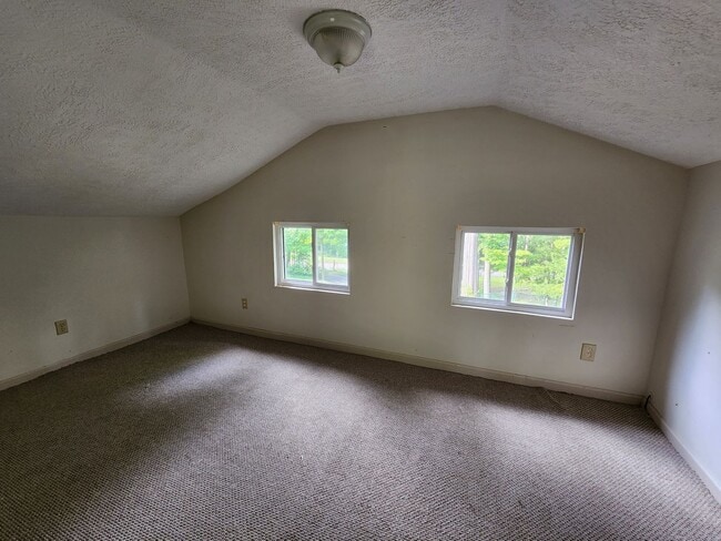 Building Photo - 3 Bedroom 1 bath HomeCharming Updated Home in Quiet Bedford Neighborhood