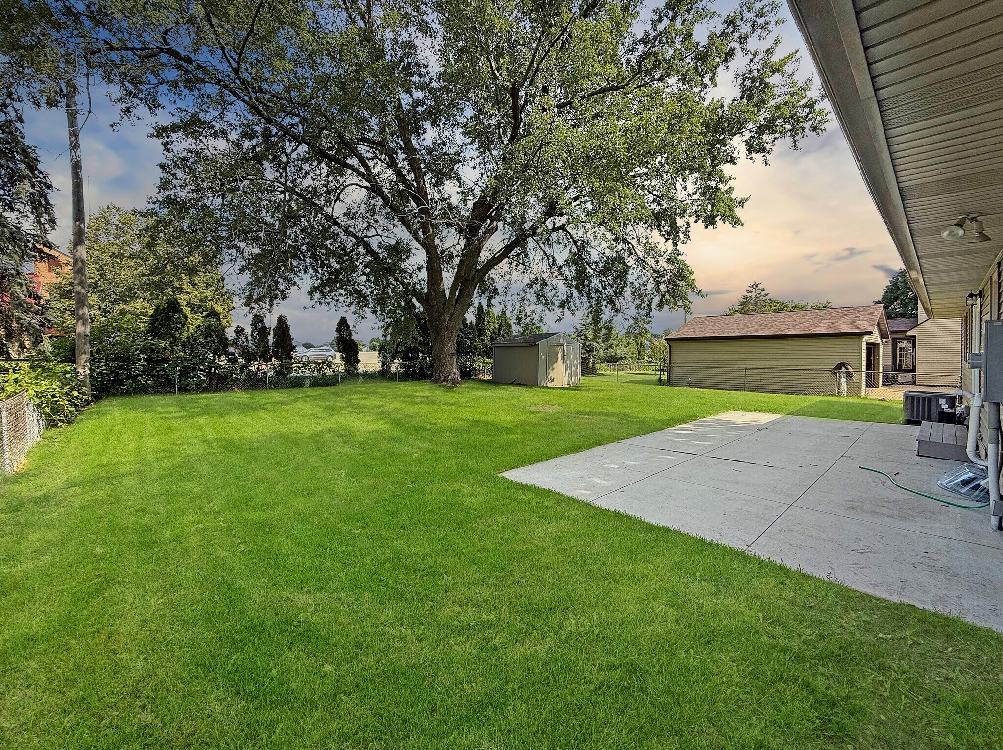 Building Photo - 3920 Knoll Ridge Dr