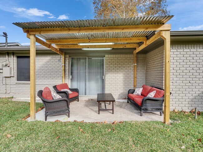 Building Photo - 705 Littlewood