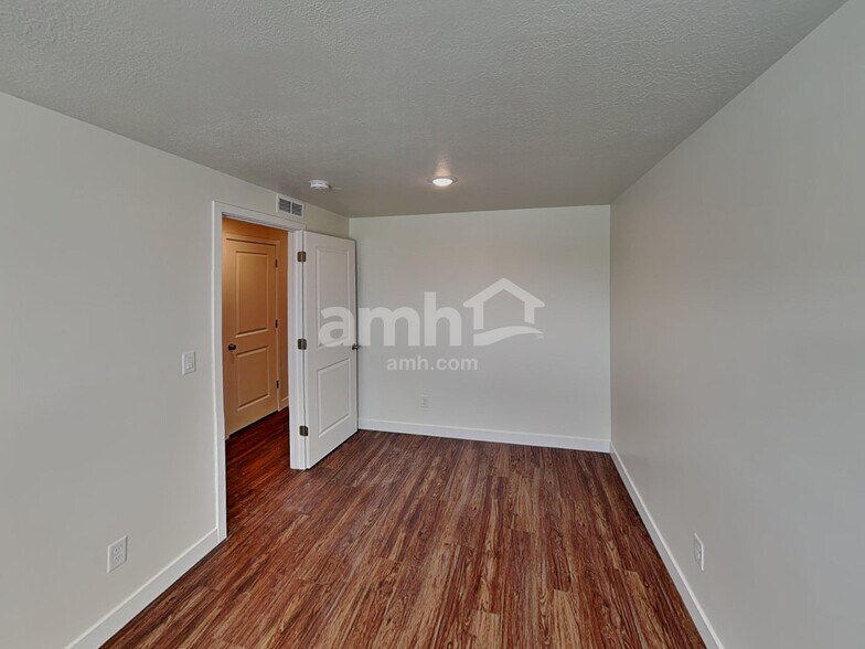 Building Photo - 1346 W Mahogany St