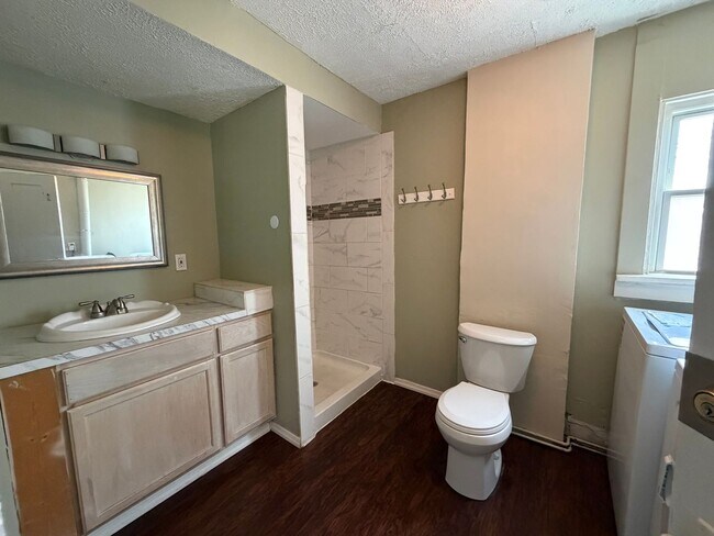 Building Photo - 421 Allyn St