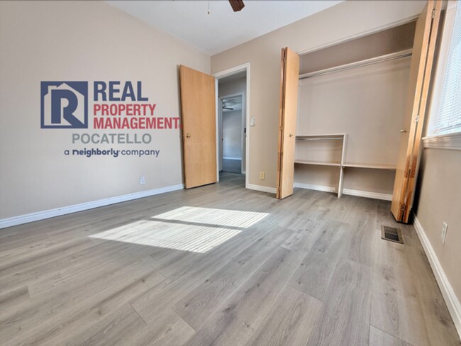 Building Photo - 4 bed 3 bath home - 2 car garage - pet friendly