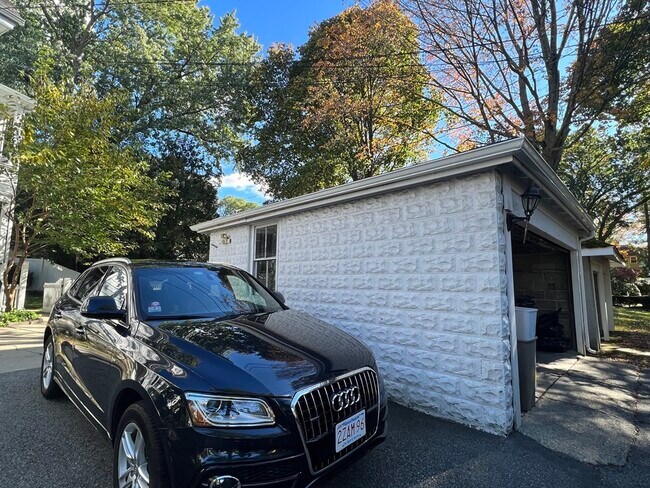 Building Photo - 100 Church St