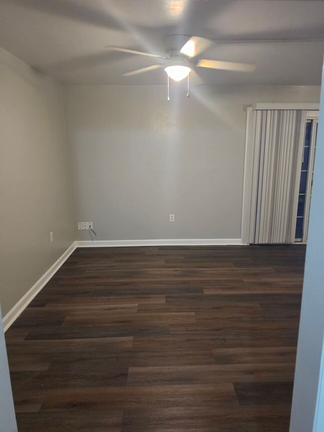 Building Photo - 3 bedroom 2.5 bath townhouse