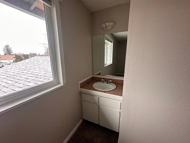 Building Photo - 912-916 NE Hacienda Ct