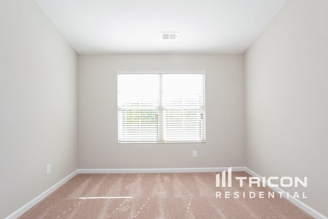Building Photo - 357 Hawthorn Dr