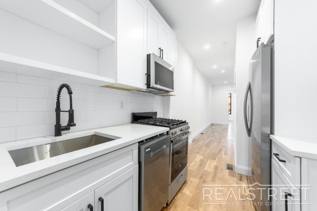 Building Photo - 3 Bed 2 Bath with W/D & Terrace!