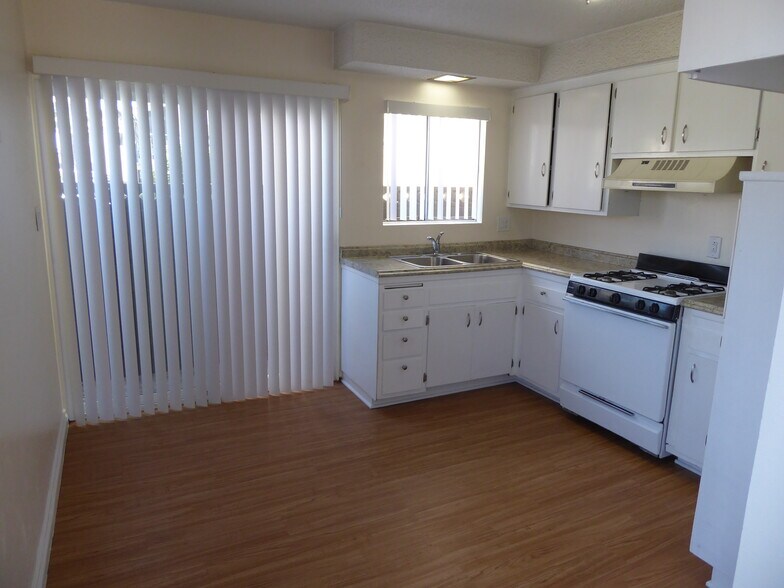 Kitchen - 214 Melrose Dr