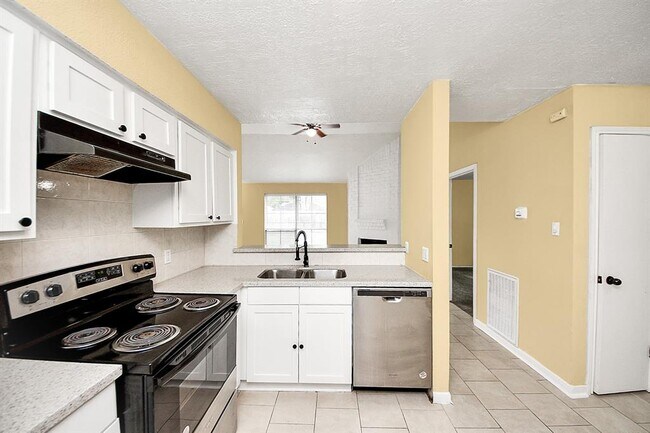 Building Photo - 2614 Village Cir Dr
