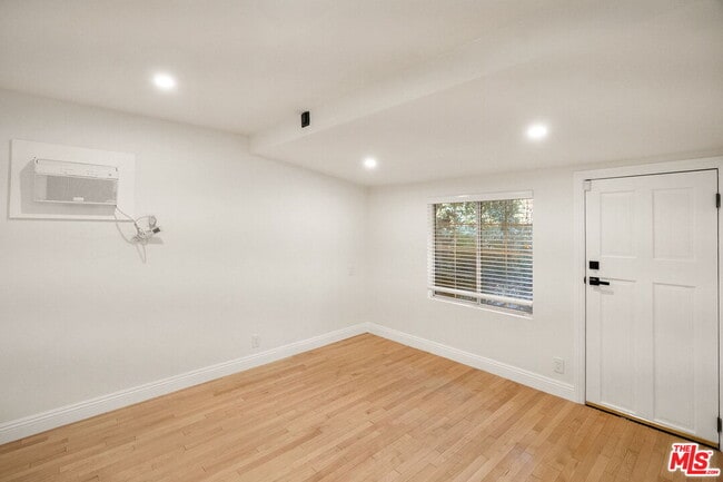 Building Photo - 15005 Killion St