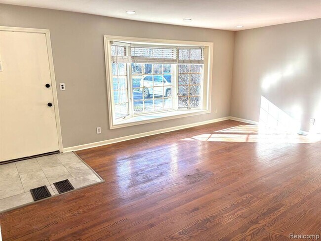 Building Photo - Beautiful Home in Farmington Hills - 3 Bd / 1.5 BA