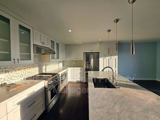 Building Photo - 509 N Helberta Ave