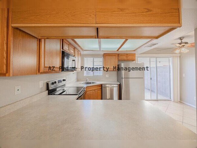 Building Photo - 1055 W 5th St