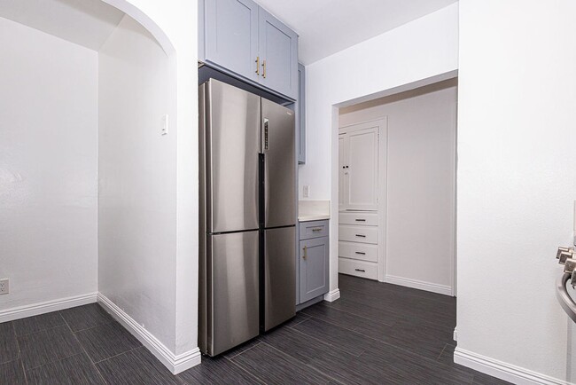 Building Photo - Bright and airy 2-bedroom 2-bath in Mid- City