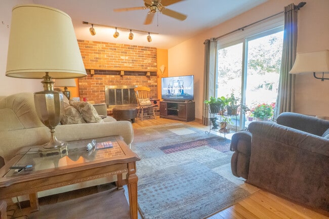 Building Photo - 3501 Saratoga Ave