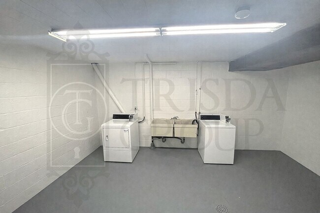 Building Photo - Move In Ready! North Hills School District, Parking, Updated 2 BR, Quartz Countertops, AC, Laundr...