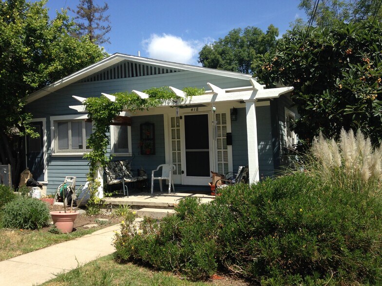 Front - 418 El Centro St