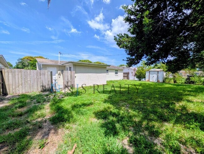 Building Photo - Newly renovated 3/1/1 NEW flooring, NEW paint, updated kitchen & bath, fenced yard.. a MUST SEE!!
