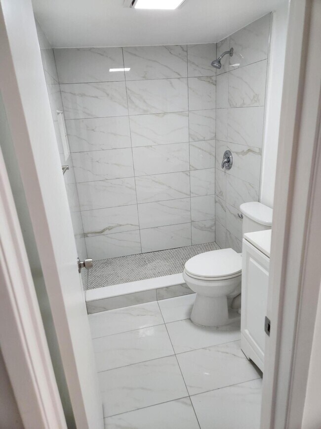 Building Photo - 600 Village Green Ct