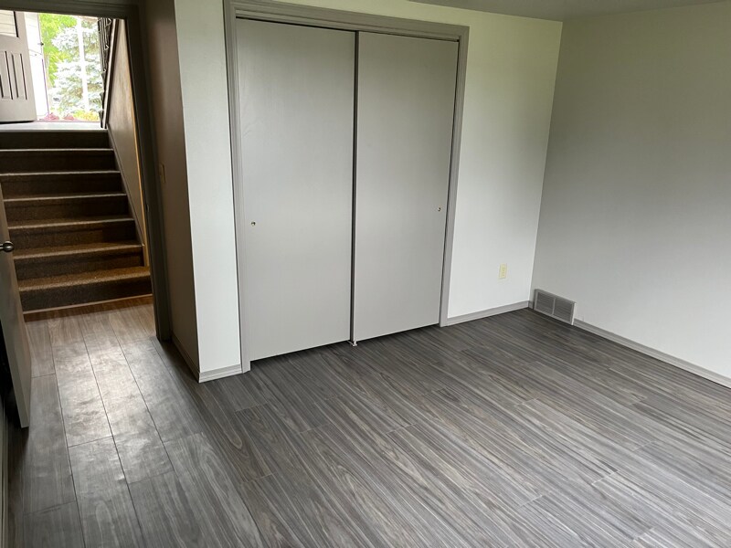 Building Photo - 801 W Ridgeview Dr