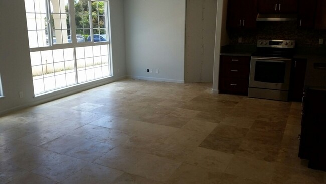 Building Photo - Kaimuki Duplex, 3 Bedroom, 2 baths, 2 park...